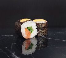 Ролл с лососем и зеленым луком спайси