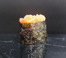 Гункан с лососем