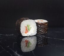 Ролл с сыром филадельфия, лососем и огурцом