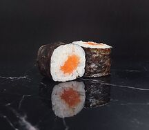 Ролл с лососем