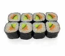 Маки с лососем и огурцом