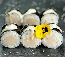 Малый ролл с гребешком и ореховым соусом