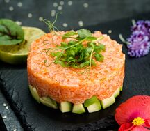 Тартар из лосося с тобико и соусом спайси