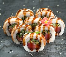 В угре с лососем, тунцом и огурцом