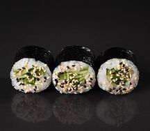 Малый ролл с огурцом и кунжутом