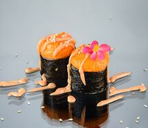 Малый запечённый ролл с копчёным лососем, зелёным луком и спайси