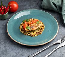 Картофельная лепешка с опалённым лососем и соусом гуакамоле