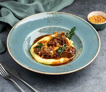 Говяжьи щечки с картофельным кремом