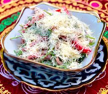 Салат из языка и рукколы с ореховым соусом