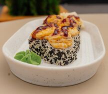 Запеченный ролл с беконом, унаги и брусничным соусом