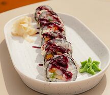 Горячий ролл с креветкой и брусничным соусом