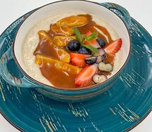 Рисовая каша с бананом и карамелью