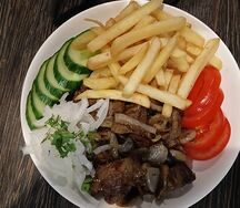 Мясо жареное с грибами и гарниром