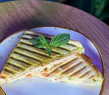 Сэндвич с курицей, сыром моцарелла и соусом песто