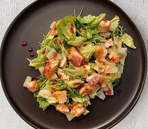 Салат с подкопчённой форелью и соусом манго-чили