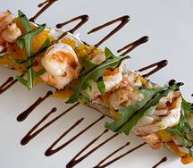 Брускетта с тыквой, креветками и рукколой