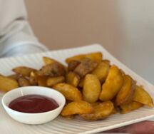 Жареный картофель по-деревенски с кетчупом