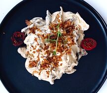 Бефстроганов со сливочным соусом и печёным картофелем
