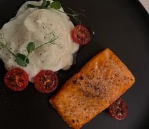 Стейк из форели с яйцом пашот и муссом из цветной капусты