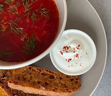 Борщ с чесночными гренками и сметаной