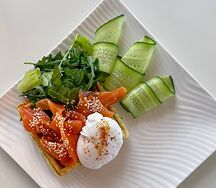 Кабачковая вафля с форелью и яйцом пашот