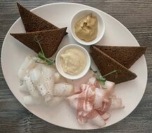 Домашнее сало с горчицей, хреном и бородинским хлебом