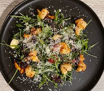 Салат с креветками, рукколой и пармезаном