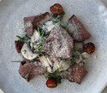 Салат с ростбифом, рукколой и пармезаном