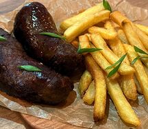 Пара колбас из мяса дичи с фри