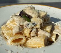 Ригатони с куриным филе и белыми грибами