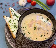 Сливочная уха из лосося и судака с тостами и крем-сыром