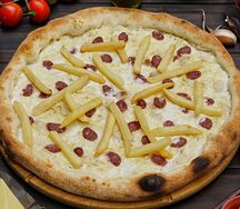 Пицца с картофелем фри и охотничьими колбасками