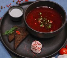 Борщ с говядиной, гренками и смальцем