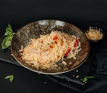 Спагетти с курицей и черри