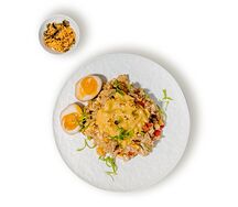 Тяхан с маринованным яйцом и чеддером