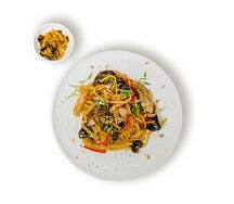 Удон с ореховым соусом и курицей