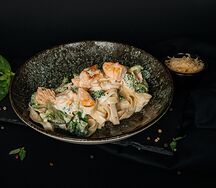 Тальятелле с лососем и брокколи