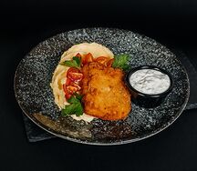 Рыба с пюре и соусом