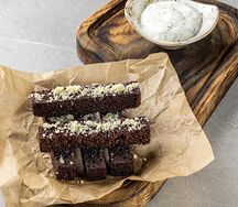 Гренки чёрные с чесноком, пармезаном и чесночным соусом