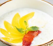 Каша рисовая на молоке с персиком