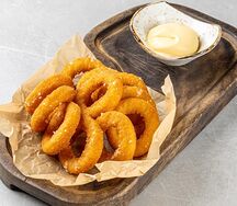 Луковые кольца в панировке с сырным соусом