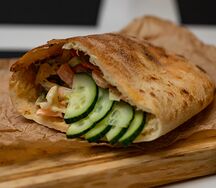 Пшеничная пита с цыпленком и овощами