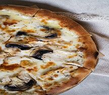 Пицца с курицей и грибами