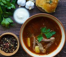 Борщ с говядиной и пампушкой