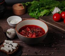 Борщ с говядиной, черным хлебом, салом и сметаной