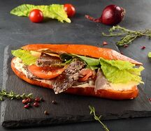 Сэндвич с ростбифом, луковым конфитюром и сыром