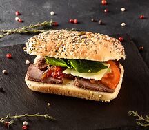 Сэндвич с Ростбифом и луковым конфитюром мини