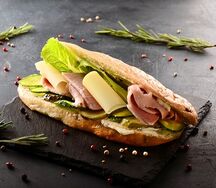 Сэндвич с вареным окороком и соленым огурцом