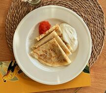 Блины со сметаной и красной икрой