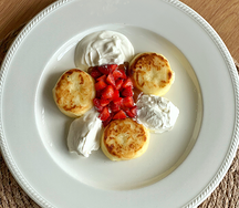 Сырники с клубничным соусом, сметаной и соленой карамелью